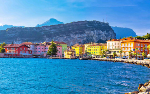 Busreise an den Gardasee Küste und Hafen bei Riva del  Garda