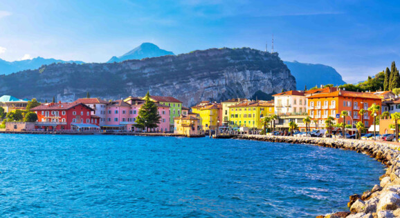 Busreise an den Gardasee Küste und Hafen bei Riva del  Garda