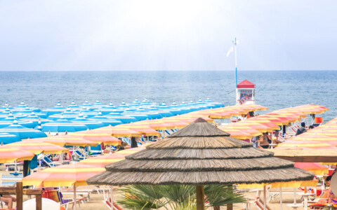 Badestrand in Jesolo Italien mit Sonnenschirmen und Liegen