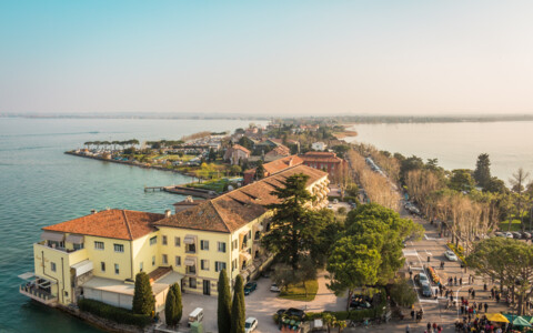 Busreise an den Gardasee Blick auf die Küste und die Hafenstadt bei Sirmione