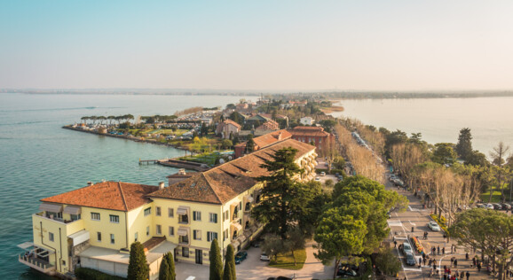 Busreise an den Gardasee Blick auf die Küste und die Hafenstadt bei Sirmione