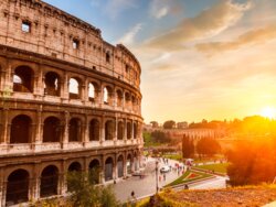 Kolosseum in Rom Italien mit Sonnenuntergang im Hintergrund