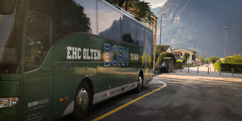 EHC Olten und Born Reisen eine Partnerschaft auf Erfolgskurs - EHCO Mannschaftsbus in Biasca