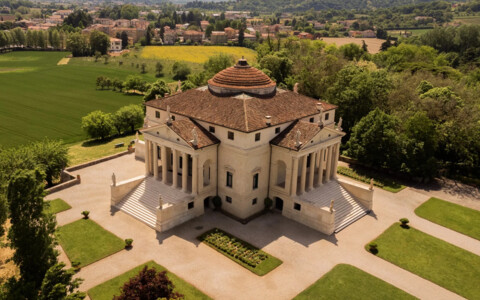 Luftaufnahme der Villa La Rotonda bei Vicenza – beeindruckende Renaissance-Villa von Andrea Palladio, beliebtes Reiseziel in Venetien.