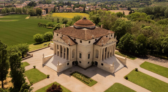 Luftaufnahme der Villa La Rotonda bei Vicenza – beeindruckende Renaissance-Villa von Andrea Palladio, beliebtes Reiseziel in Venetien.