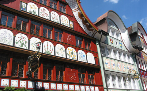 Hauptgasse im Dorf Appenzell im Sommer