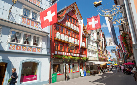 Hauptgasse im Dorf Appenzell im Sommer - Tagesausflüge und Packages mit Abreise ab Olten, Basel, Aarau, Zofingen