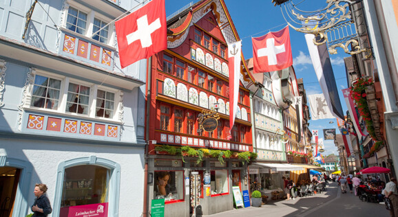 Hauptgasse im Dorf Appenzell im Sommer - Tagesausflüge und Packages mit Abreise ab Olten, Basel, Aarau, Zofingen