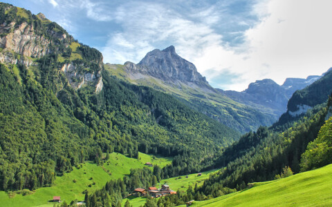 Isenthal im Kanton Uri – idyllisches Bergdorf in der Zentralschweiz mit Blick auf die Alpen.