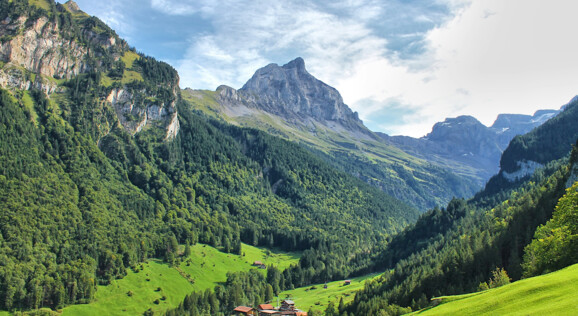 Isenthal im Kanton Uri – idyllisches Bergdorf in der Zentralschweiz mit Blick auf die Alpen.