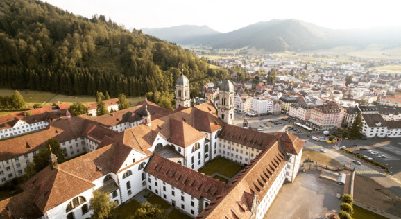 Stadt Einsiedeln mit dem Kloster Einsiedeln - perfekt für einen gemütlichen Tagesausflug