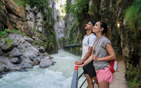 Lichtdurchfluteter Abschnitt der Aareschlucht mit moosbewachsenen Felsen und dramatischem Wasserlau