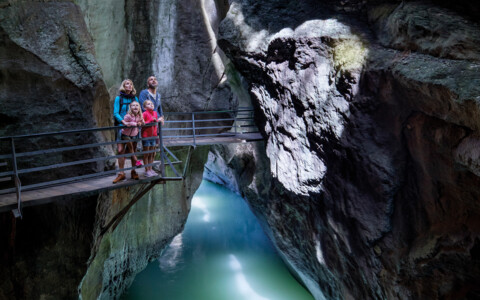 Schmaler Steg in der Aareschlucht bei Innertkirchen, umgeben von steilen Felswänden und türkisfarbenem Wasser