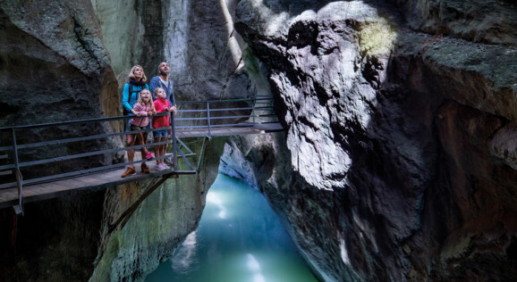Schmaler Steg in der Aareschlucht bei Innertkirchen, umgeben von steilen Felswänden und türkisfarbenem Wasser