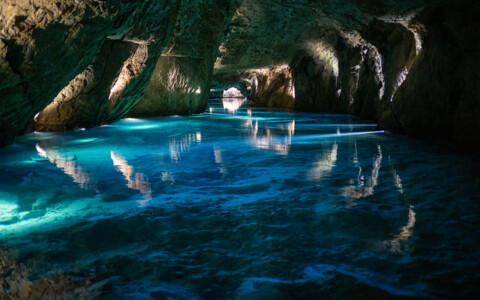 Lac souterrain mit Schiff