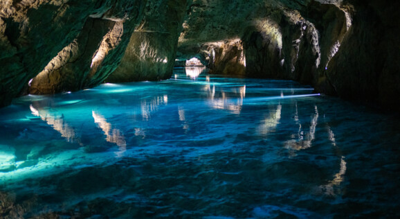 Lac souterrain mit Schiff
