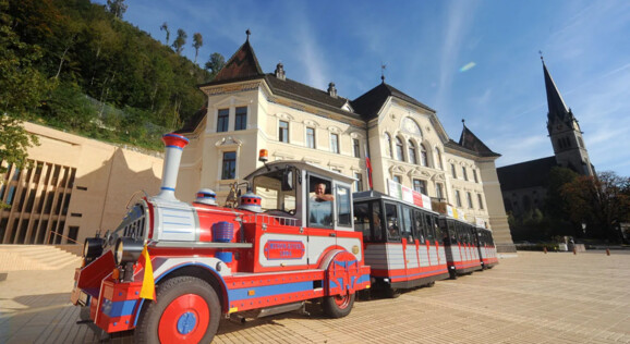 Vaduz erleben mit einer Rundfahrt mit dem City-Train. Entdecken Sie bei einem  unvergesslichen Tagesausflug in die charmante Hauptstadt Liechtensteins