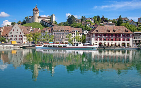 Sicht auf das Munot in der Stadthausen gespiegelt im Rhein im Sommer