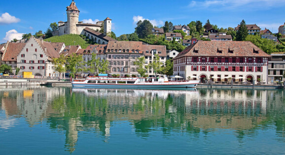 Sicht auf das Munot in der Stadthausen gespiegelt im Rhein im Sommer