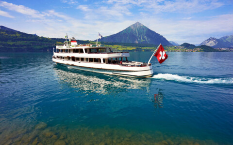 Tagesausflug ins Berneroberland mit Schifffahrt auf dem Thunersee mit Mittagessen an Bord