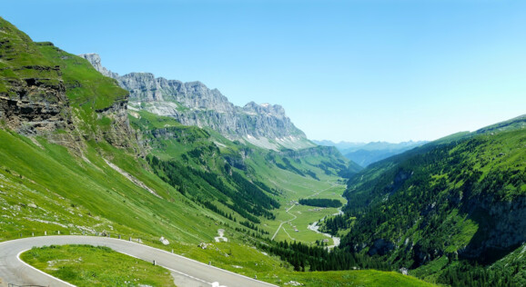 Tagesausflug mit dem Reisebus über den Klausenpass