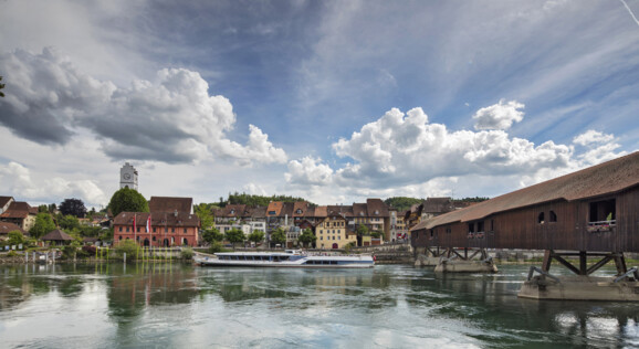 Tagesausflug mit dem Schiff von Solothurn nach Biel, Kenner bezeichnen die Aareschifffahrt als den Schiffsausflug der Schweiz - Stadt Büren