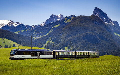 Tageausflug mit Born Reisen von Montreux-Gstaad im GoldenPass Belle Epoque Zug. Montreux Riviera erkunden, Gstaad entdecken