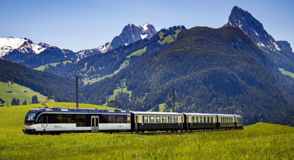 Tageausflug mit Born Reisen von Montreux-Gstaad im GoldenPass Belle Epoque Zug. Montreux Riviera erkunden, Gstaad entdecken