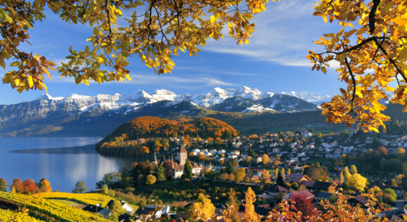 Tagesausflug an einen See im Herbst, buntes Herbstlaub 