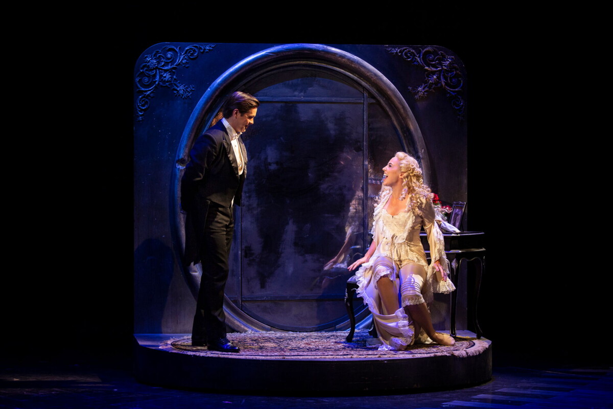 Szene aus dem Musical "Phantom of the Opera": Das Phantom betört Christine mit seinem Gesang.
