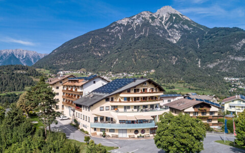 Das ****Hotel Arzlerhof im Pitztal bietet gemütliche Zimmer, Restaurant, Wellnessbereich mit Sauna sowie herrliche Ausblicke auf die Tiroler Bergwelt.