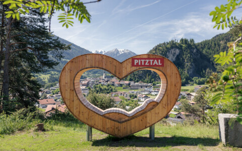 Das ****Hotel Arzlerhof im Pitztal bietet gemütliche Zimmer, Restaurant, Wellnessbereich mit Sauna sowie herrliche Ausblicke auf die Tiroler Bergwelt.