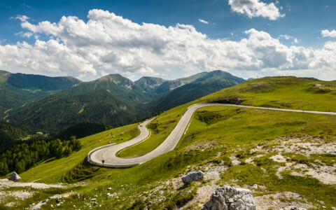Kurvenreiche Nockalmstrasse durch die sanfte Berg- und Almlandschaft der Kärntner Nockberge.