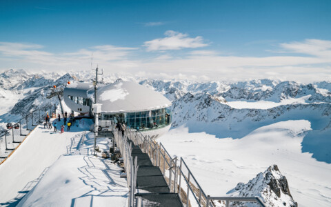 Genießen Sie den atemberaubenden Blick vom Dach von Tirol, der Wildspitzbahn, während der Wintermonate. Die majestätische Berglandschaft und die schneebedeckte Umgebung bieten eine beeindruckende Kulisse für unvergessliche Momente