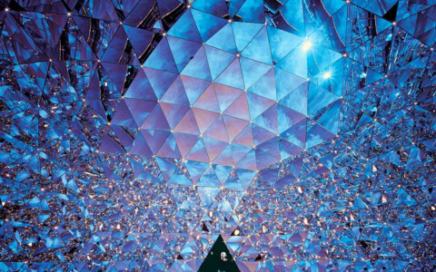Tauchen Sie ein in die zauberhafte Welt der Swarovski Kristallwelten zur Weihnachtszeit. Die kunstvollen Kristallkreationen und die festlichen Lichter schaffen eine unvergessliche Atmosphäre