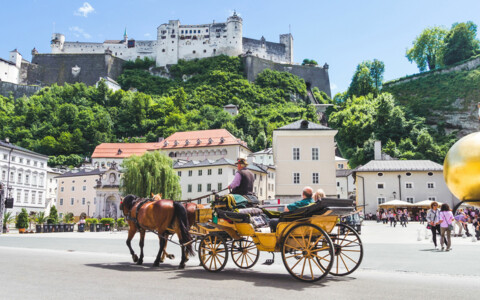 Mozartstadt Salzburg – Getreidegasse mit historischen Häusern
