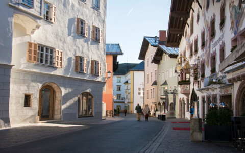 Historische Altstadtgasse in Kitzbühel mit bunten Häusern und traditionellen Fassaden.