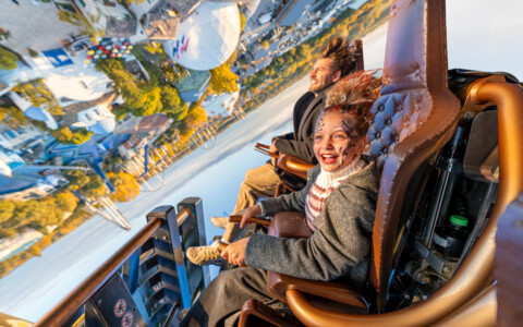 Achterbahn Voltron Nevera im Europa-Park Kroatien mit rasanten Kurven und Fahrgästen in der Luftaufnahme.