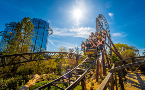 Voltron Nevera Achterbahn im Europa-Park Kroatien beim spektakulären First Drop aus der Vogelperspektive. Achterbahn Voltron Nevera im Europa-Park Kroatien mit rasanten Kurven und Fahrgästen in der Luftaufnahme.
