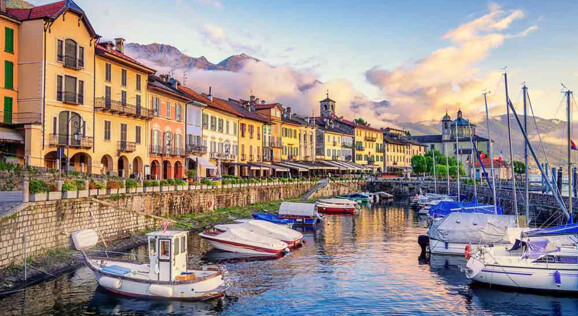 Das kleine Juwel am Lago Maggiore die Stadt Cannobio in Italien mit dem Sonntagsmarkt in Cannobio