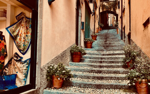 Idyllische romantische Gasse in Italien 