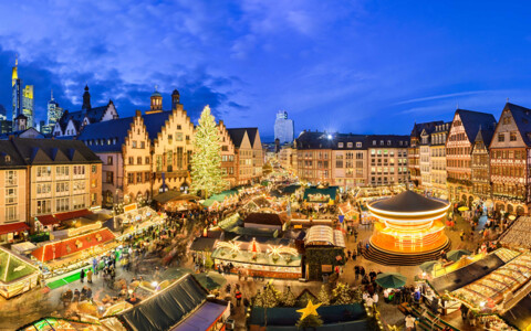 Skyline von Frankfurt - Städtereise mit dem Bus nach Frankfurt am Main zur Weihnachtszeit mit schönem Weihnachtsmarkt