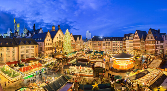 Skyline von Frankfurt - Städtereise mit dem Bus nach Frankfurt am Main zur Weihnachtszeit mit schönem Weihnachtsmarkt
