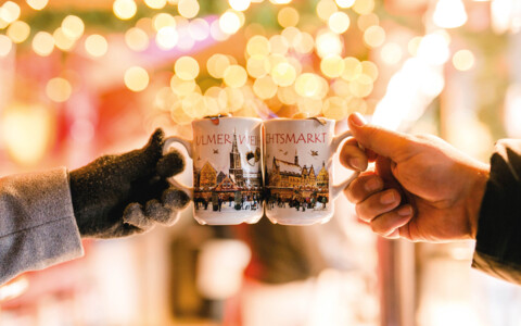 Pärchen beim Glühwein trinken am Weihnachtsmarkt in Ulm