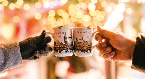 Pärchen beim Glühwein trinken am Weihnachtsmarkt in Ulm