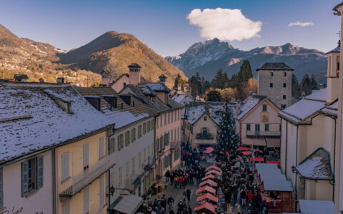 Genuss pur auf dem Santa Maria Maggiore Weihnachtsmarkt – Bei diesem Born Reisen Ausflug erwarten Sie Glühwein, geröstete Kastanien und lokale Delikatessen in festlicher Weihnachtsatmosphäre.