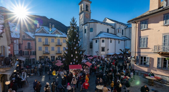 Kulturelle Highlights auf dem Santa Maria Maggiore Weihnachtsmarkt während eines unvergesslichen Born Reisen Ausflugs – Erleben Sie Konzerte, Strassenkünstler und regionales Kunsthandwerk in festlichem Ambiente.