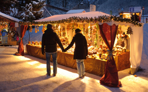 Stand an einem Weihnachtsmarkt im Winter