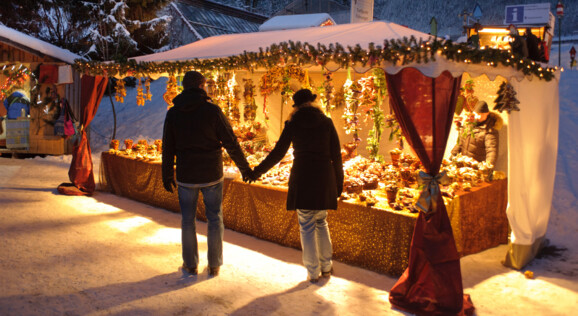 Stand an einem Weihnachtsmarkt im Winter