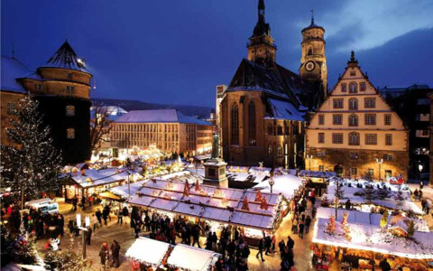Blick auf den Stuttgarter Weihnachtsmarkt, einer der schönsten und ältesten Weihnachtsmärkte in Europa